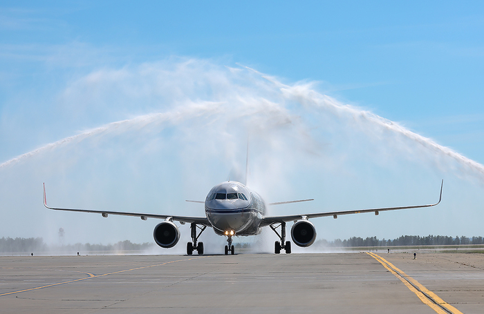 Самолет Airbus A320 «Добролёт« во время празднования 100-летия воздушной линии Москва — Казань в аэропорту Казани, Россия.