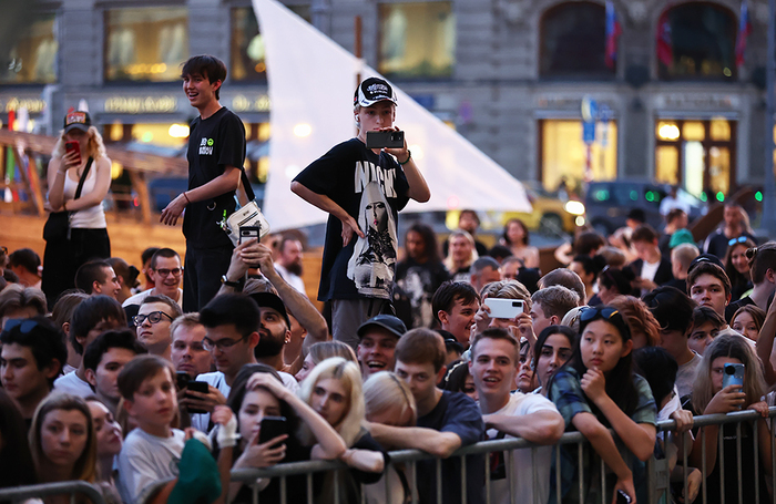 Обстановка у отеля Four Seasons в Москве, где остановился рэпер Канье Уэст.