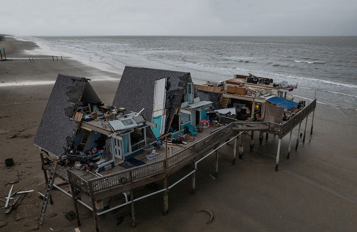 Разрушенный жилой дом на побережье после урагана Берил в Серфсайд-Бич, штат Техас, США.