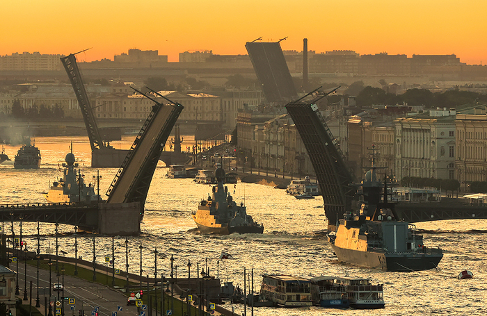 Суда во время репетиции Главного военно-морского парада в честь Дня Военно-морского флота России, который в 2024 году отмечается 28 июля в Санкт-Петербурге.