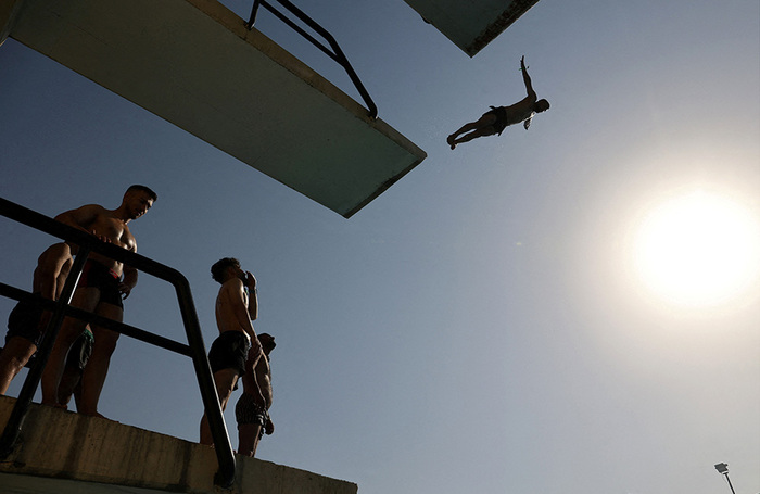  Прыжки с вышки в воду во время аномальной жары в Тегеране, Иран.