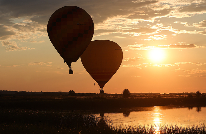 Во время церемонии бракосочетания на воздушном шаре в Рязанской области, Россия.