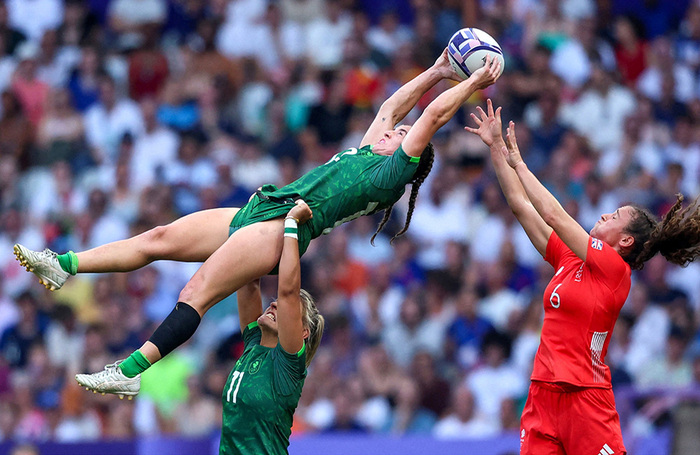 Олимпиада в Париже. Регби. Эмили Лейн и Эрин Кинг из Ирландии в игре с Лорен Торли из Великобритании.