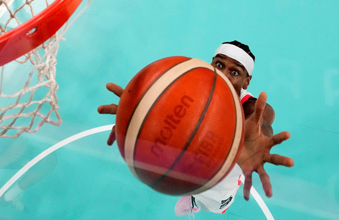 Олимпиада-2024 в Париже. Лилль, стадион «Пьер Моруа». Шей Гилджес-Александер из Канады во время игры против Австралии.