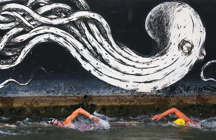 Олимпиада-2024 в Париже. Марафонское плавание в Сене. Джулия Габриэлески (Италия) и Мойша Джонсон (Австралия) на дистанции 10 километров.