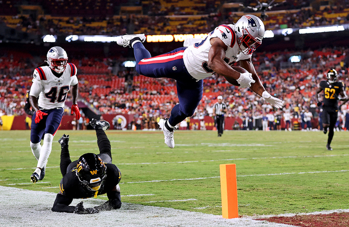 Игроки во время матча по американскому футболу в Ландовере, штат Мэриленд, США.