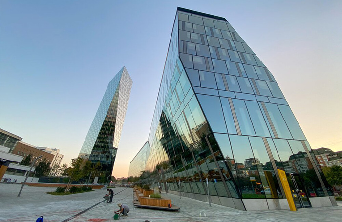 Современные здания общежитий Московского государственного технического университета имени Н. Э. Баумана готовятся к открытию на Госпитальной набережной в Москве перед зданием Спортивного комплекса МГТУ.