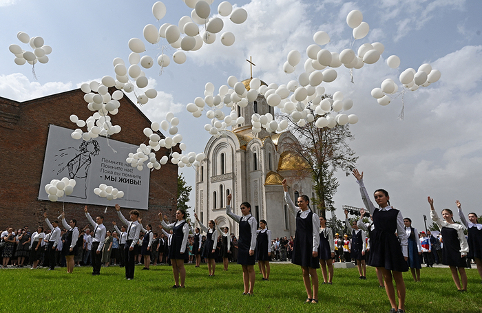 Участники церемонии выпускают воздушные шары во время траурных мероприятий, посвященных 20-й годовщине террористического акта в средней школе №1 в Беслане, Россия.