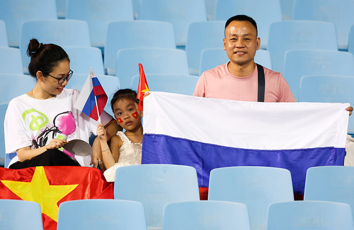 Болельщики перед началом товарищеского матча по футболу между сборными командами Вьетама и России. Вьетнам. Ханой. Стадион «Ми Динь». 