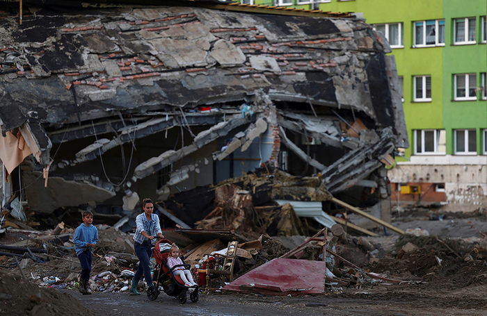 Местная жительница идет возле разрушенного здания после наводнения в Строне-Слёнске, Польша.