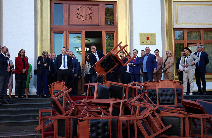 Члены оппозиции несут свои стулья, чтобы сжечь их у здания парламента, в знак протеста против правительства и заключения в тюрьму их коллеги Эрвина Сальянджи в Тиране, Албания.