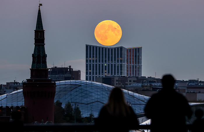 Полнолуние в Москве.