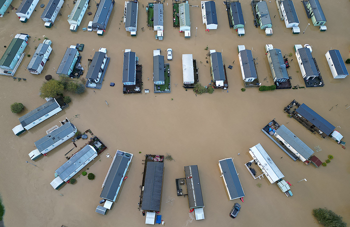 Дома затопило после урагана Берт недалеко от Нортгемптона, Великобритания.