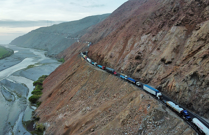 Перуанские горняки заблокировали шоссе во время протеста в Оконе.