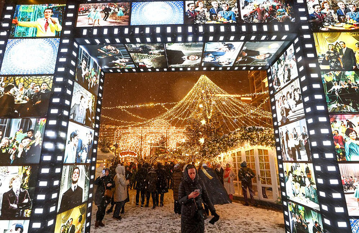 Площадка фестиваля «Путешествие в Рождество» с тематическими фотозонами кинопарка «Москино» на площади Революции в рамках проекта «Зима в Москве».