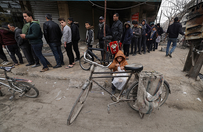 Очередь за хлебом на окраинах Дамаска.