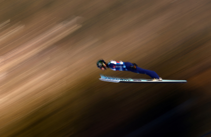 Спортсмен Филипп Раймунд из Германии в мужском отборочном туре по большому трамплину HS142 в Гармиш-Партенкирхене, Германия.