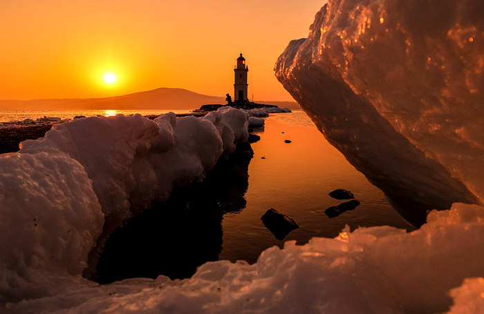 Вид на маяк Токаревского во Владивостоке на восходе.