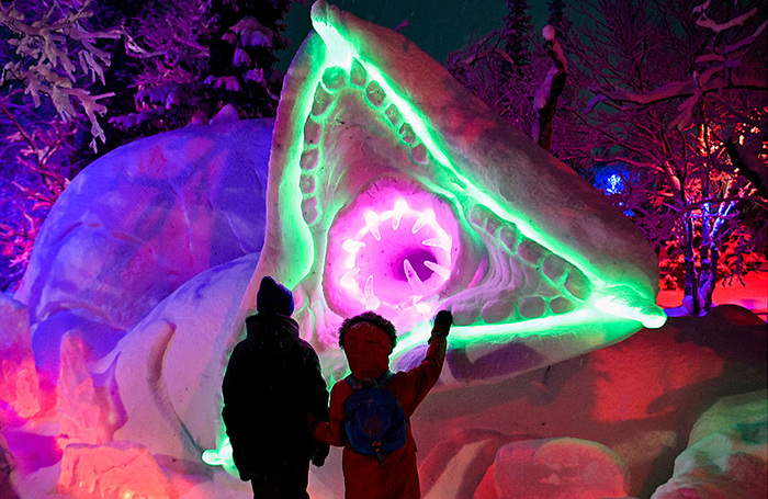 Мурманская область. Кировск. Снежная скульптура инопланетного существа в парке «Таинственный лес».