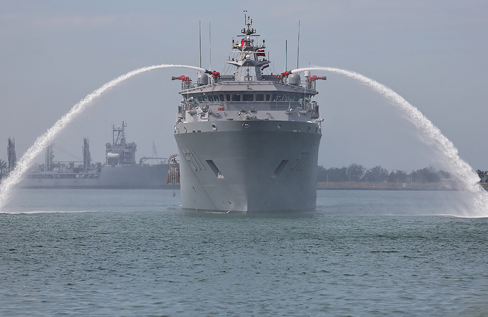 Спасательное судно класса Da Wu отправляется в путь в рамках ежегодных учений в Гаосюне, Тайвань.