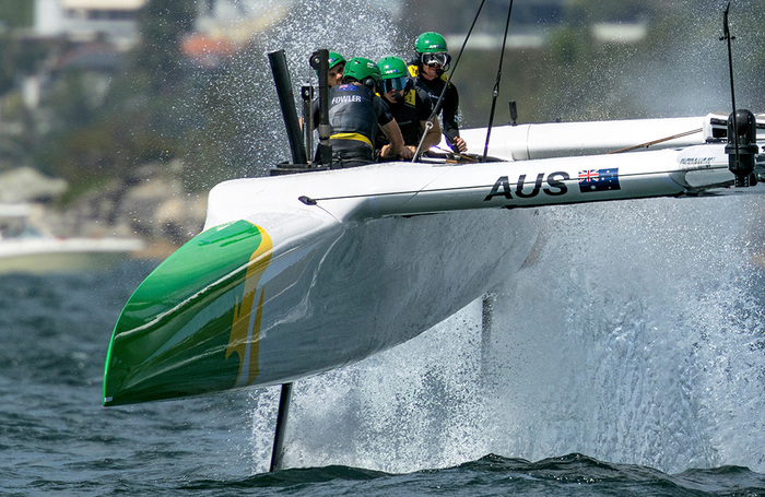 Гран-при Австралии по парусному спорту. Сиднейская гавань, Австралия. Команда Australia SailGP в первый день регаты.