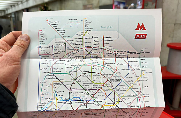 Схема столичного метро на арабском языке на стойках «Живое общение» Московского метрополитена.