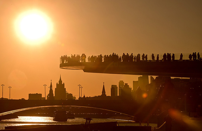 Москва. Горожане на Парящем мосту в парке «Зарядье» наблюдают закат.