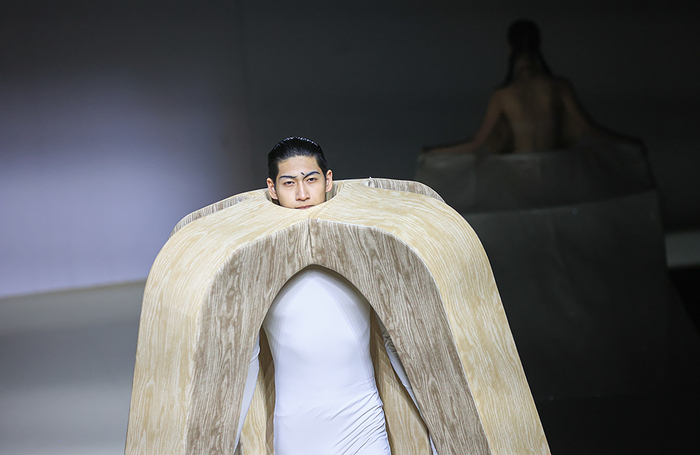 Показ коллекции Baoget на Неделе моды в Пекине.