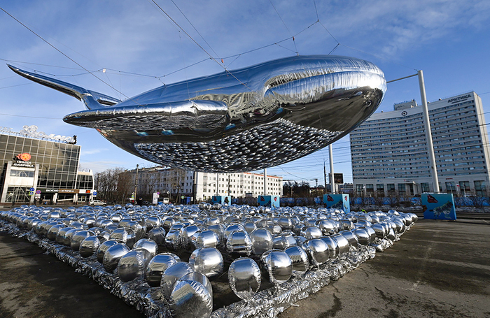 Надувной кит на площади Пять Углов во время Международного арктического форума «Арктика - территория диалога» в Мурманске.