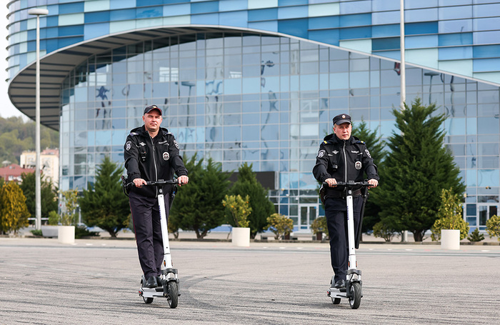 Полицейский патруль на самокатах. Федеральная территория «Сириус», Олимпийский парк. 