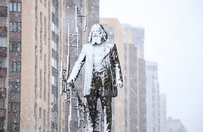Снегопад в Ленинградской области. Мурино. Памятник «Сон Менделеева» на бульваре Менделеева.