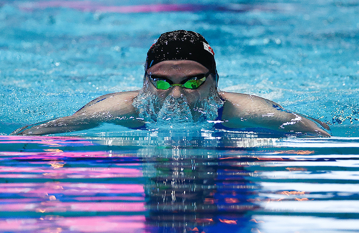 Дворец водных видов спорта в Казани. Чемпионат России по плаванию. Брасс 100 м. Женщины. Виталина Симонова во время соревнований. 