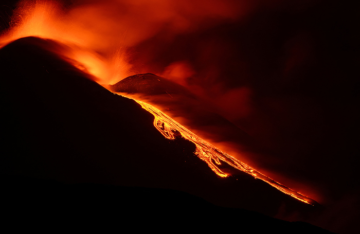 Лава течет с горы Этна, Италия.