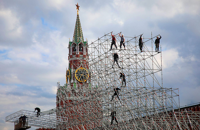 Монтаж трибун на Красной площади в преддверии празднования 80-й годовщины Победы в Великой Отечественной войне.