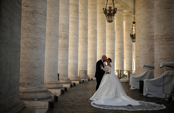 Свадебная фотосессия под колоннадой на площади Святого Петра в Ватикане.