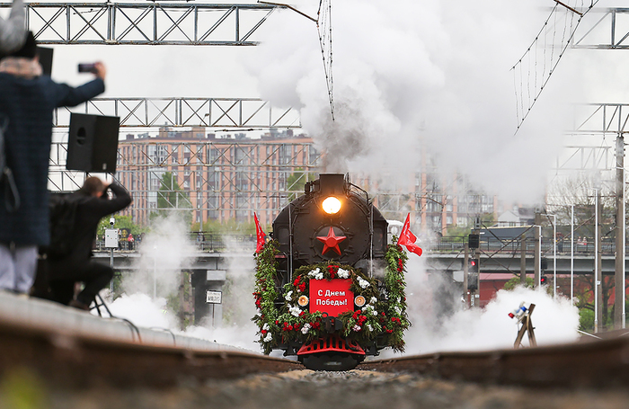 Прибытие поезда на железнодорожный вокзал города Калиниграда в рамках акции «Эшелон Победы». В год 80-летия Победы стилизованные под воинские эшелоны поезда курсируют на железных дорогах по всей стране.