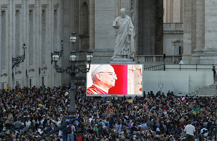 Новоизбранный Папа Римский Лев XIV, кардинал Роберт Прево из Соединенных Штатов, показан на экране около собора Святого Петра в Риме, Италия.