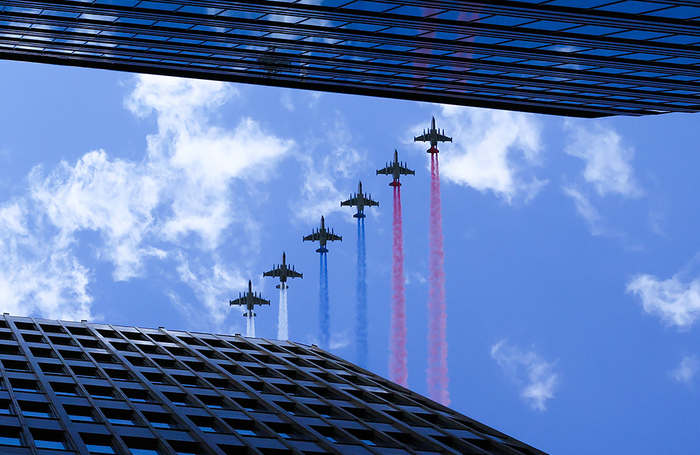 Штурмовики Су-25 во время воздушной части парада, посвященного 80-й годовщине Победы в Великой Отечественной войне в Москве.