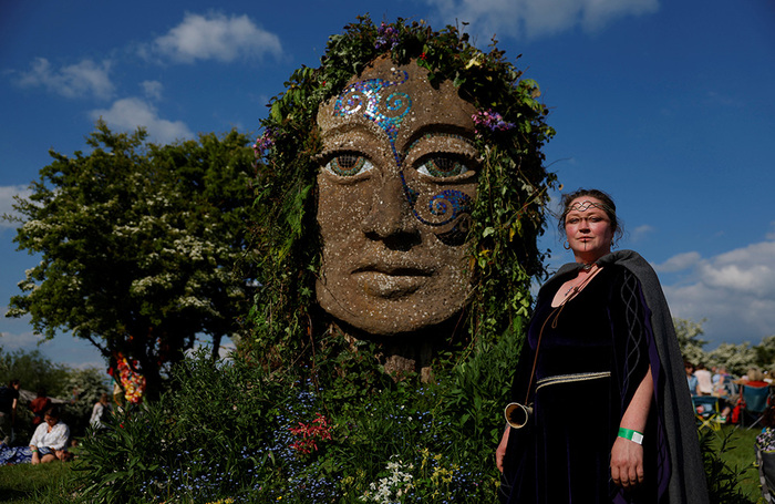 Ирландия, холм Уйснеах. Участница кельтского фестиваля Белтейн, знаменующего начало лета.