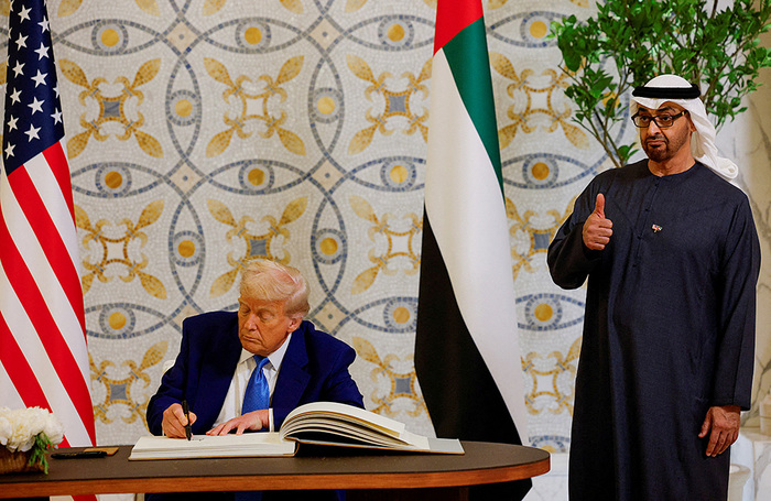 Президент США Дональд Трамп расписывается в гостевой книге. Справа президент ОАЭ шейх Мухаммед бен Зайд Аль Нахайян. Президентский дворец Каср Аль Ватан, Абу-Даби.