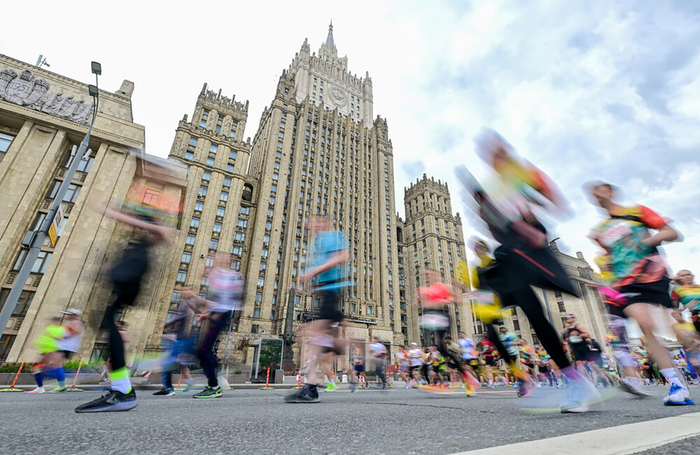 Возрожденная легкоатлетическая эстафета по Садовому кольцу на дистанцию 15 км в Москве.