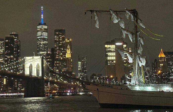 Мексиканское парусное судно «Куаутемок» столкнулось с Бруклинским мостом в Нью-Йорке. Парусник прибыл в Нью-Йорк для участия в мероприятиях ко Дню независимости США.