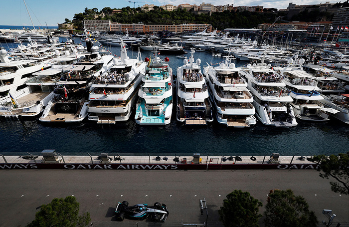 «Формула-1». Гран-при Монако. Зрители на яхтах наблюдают за тренировкой пилота команды «Мерседес» Джорджа Рассела.