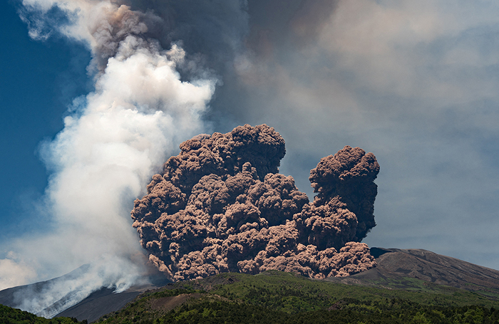 Извержение вулкана Этна на итальянском острове Сицилия.