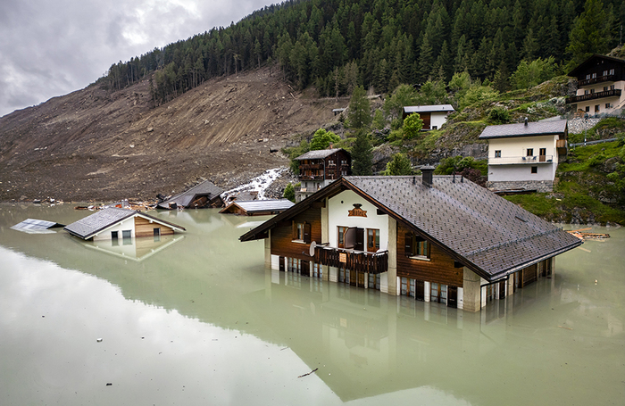 Вид на деревню на месте схода ледника Берч в Швейцарии. Большая часть деревни Блаттен в кантоне Вале на юге Швейцарии была разрушена при обрушении на нее грязевого потока и обломков отколовшегося в Альпах ледника.