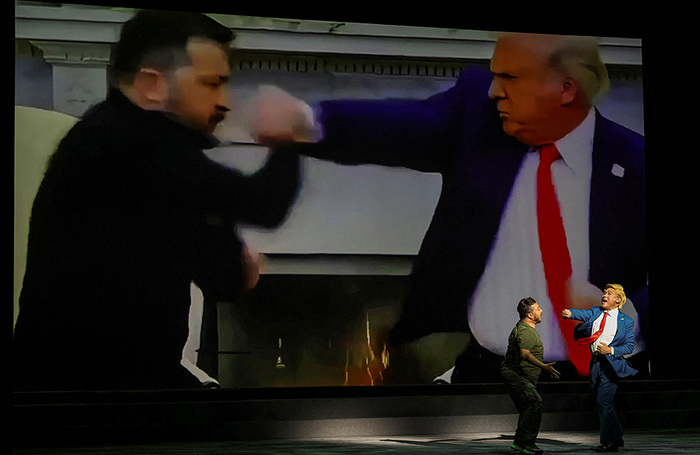 Сцена из оперного спектакля «Трамп — президент-близнец», поставленного в Гонконге.