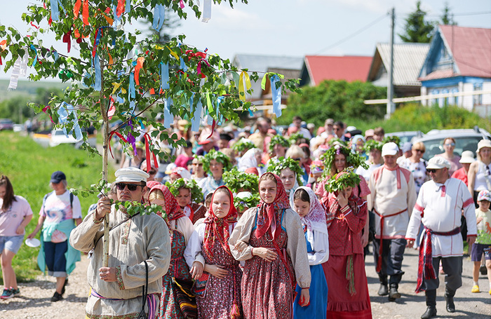 Жители села Матюшино в Татарстане во время праздника Святой Троицы.