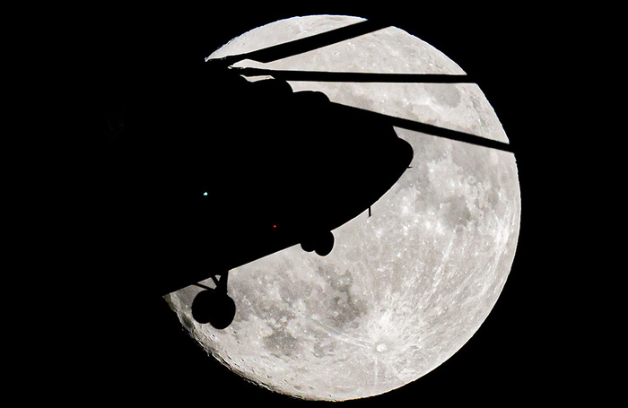 Вертолет на фоне Луны в Ростове-на-Дону.