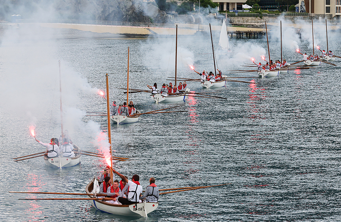 Заплыв на лодках во время морской феерии «Артек — акватория дружбы» в рамках фестиваля «Пусть всегда будет солнце», приуроченного к 100-летию Международного детского центра «Артек» в Гурзуфе, Крым.
