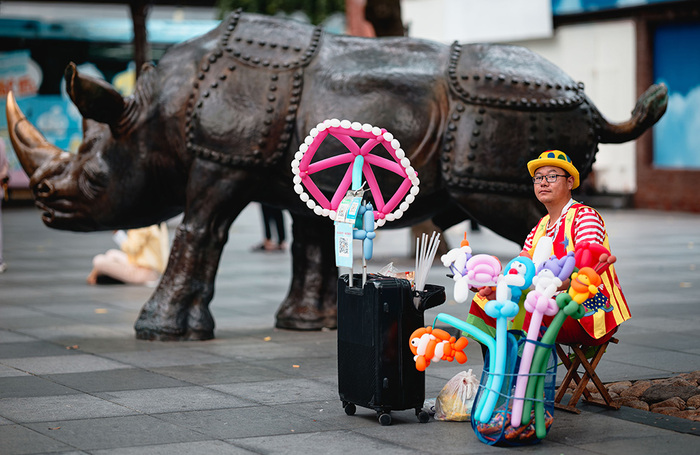 Торговец надувными игрушками в Шанхае.